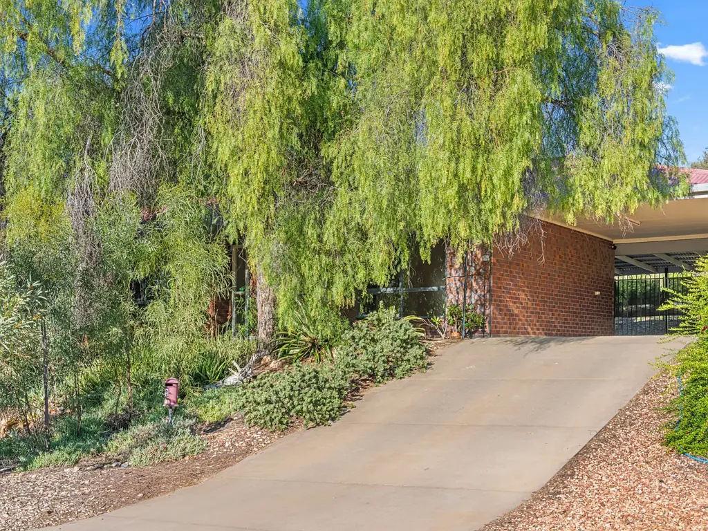 Larapinta 4Habitaciones A Private Court Location with a Community Feel and a Backyard Orchard to Match