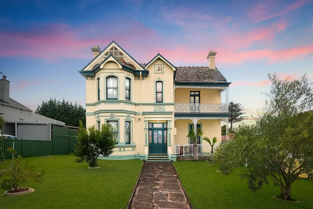 Bexley 5ਬੈੱਡਰੂਮ Rare Opportunity in One of Bexley's Last Standing Historic Mansions - St Elmo Circa 1897
