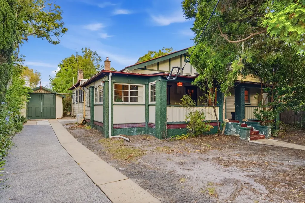 Woy Woy 3 Bedroom Character, Scale, 796sqm with 20m Frontage – The Ultimate Peninsula Holding