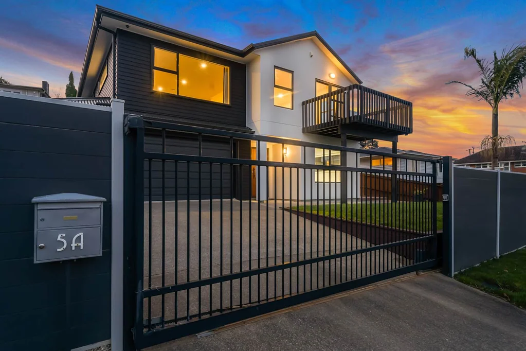 Mount Roskill 4房 2009年Jennian精品住宅，内进式双车库+北向露台，临近公园与海滨步道，现代舒适之选！ 2009 Jennian Home - Modern & Comfortable