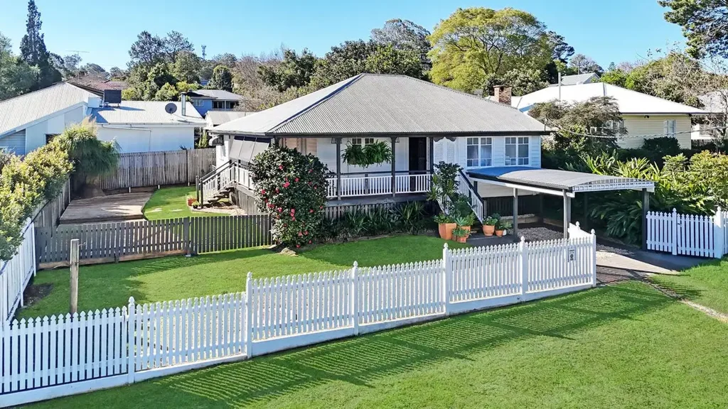 Mount Lofty 2房 教堂网球场对面 400平米宅地 1910年特色小屋 两卧木地板 开放式起居 厨房洗碗机 浴缸独立淋浴 环绕阳台未来潜力 独立洗衣房 单车位车棚 黄金Mount Lofty位置 Character Cottage in Prime Mount Lofty Location