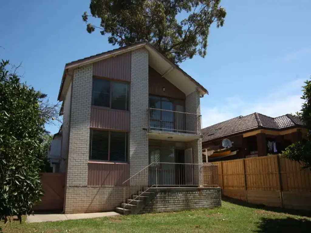 Light & Bright, Spacious Three-Bedroom Duplex with Lock-Up Garage