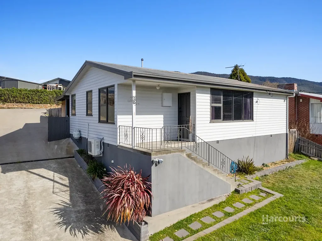 Claremont 3房  Mid-century character with vast river views