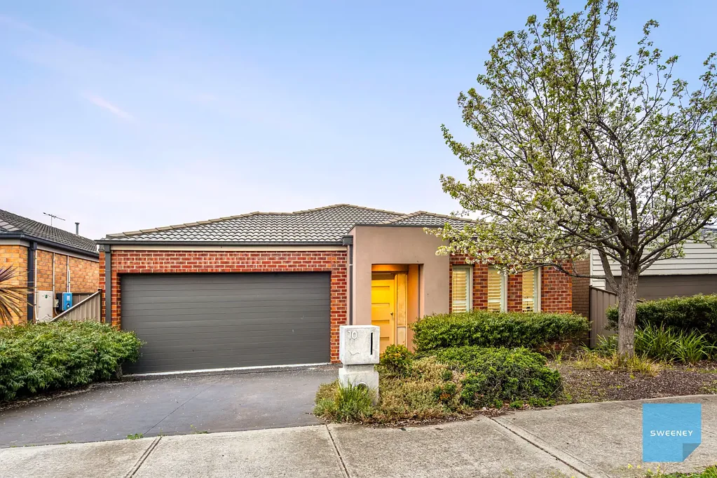Burnside Heights 4房 Burnside Heights精装四卧 双车位车库 低维护后院 600mm电器 便利设施云集 Stylish Family Living in Prime Burnside Heights Location