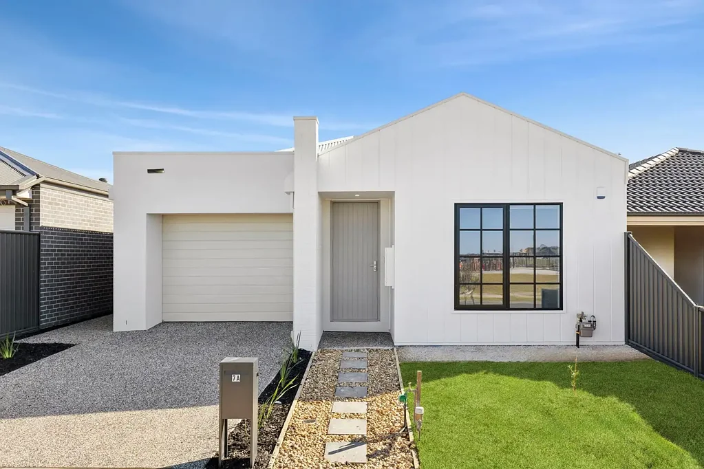 Modern & Low-Maintenance Living!