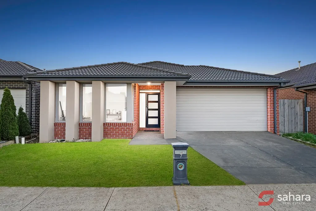 Wyndham Vale 4房 装修精致住宅 432㎡宽敞地 四卧主卧套间 双车库 开放式现代厨房 全屋冷暖设备 户外娱乐区 距火车站近 靠近购物中心 学校公园环绕 The Perfect Harmony of Style, Comfort & Convenience