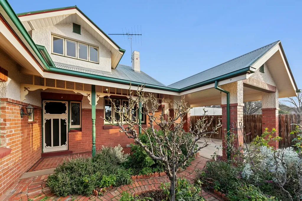 Bacchus Marsh 4房 宽敞693m²地块 精心设计四卧 美丽木制厨房 私密后院花园 多功能工作室 维多利亚式细节 高天花板拱门 稀有核心地段 Character, Charm & Location - Gorgeous family home in the Heart of Bacchus Marsh!