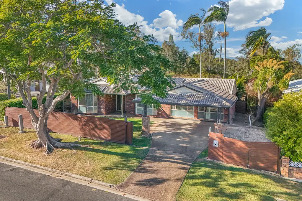 EXTENDED FAMILY LIVING WITH POOL, VIEWS & SPACE TO SPARE