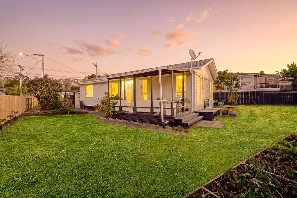 Totara Vale 3房  Freehold Living - Renovated & Ready to Enjoy