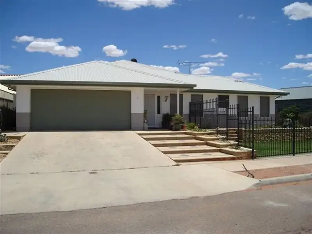 Roxby Downs 5房  Massive Family Home