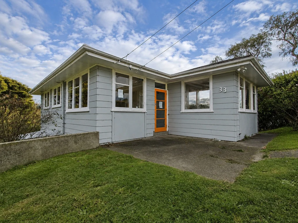 Cannons Creek 4ห้องนอน Damaged Fixer-Upper with Potential: Selling as-is