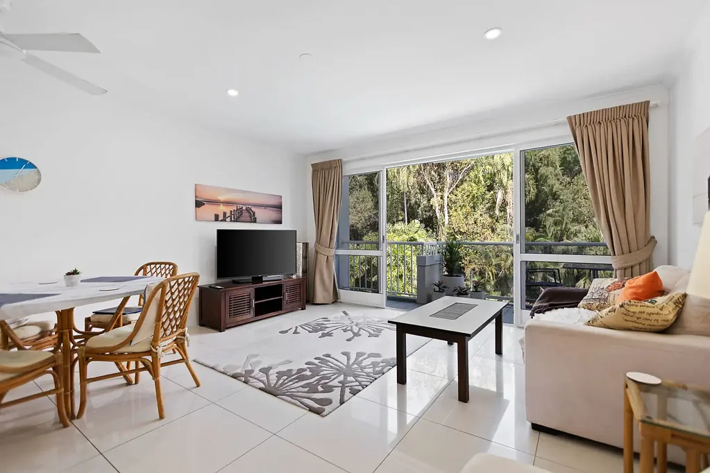 Palm Cove 2Phòng ngủ Tropical Living with a Stunning Outlook - Low Body Corporate Fees