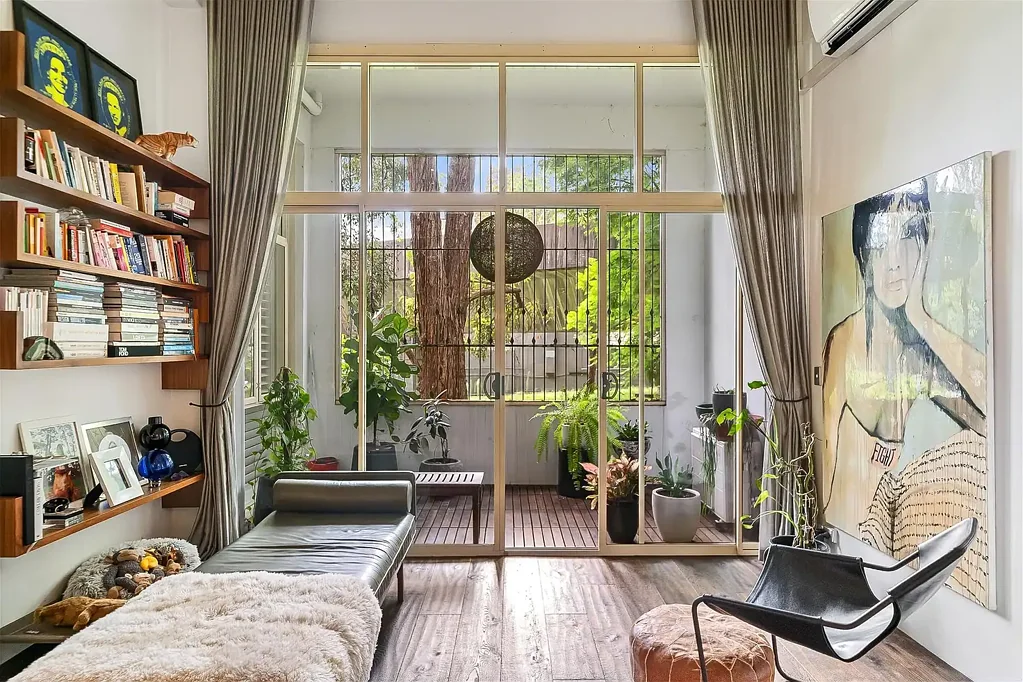 STUNNING ARCHITECTURALLY DESIGNED 2 LARGE BEDROOM APARTMENT- WAREHOUSE CONVERSION, FOR SALE & FOR RENT