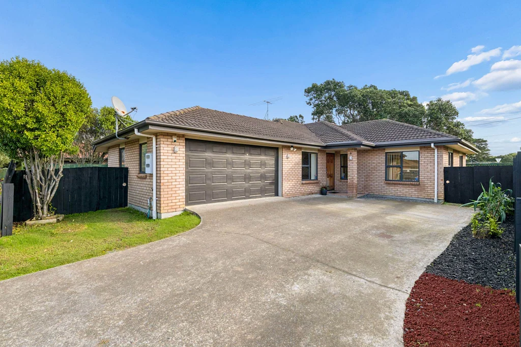 Mangere Bridge 5Moenga Easy Care Brick & Tile + Garage - mid $900,000s