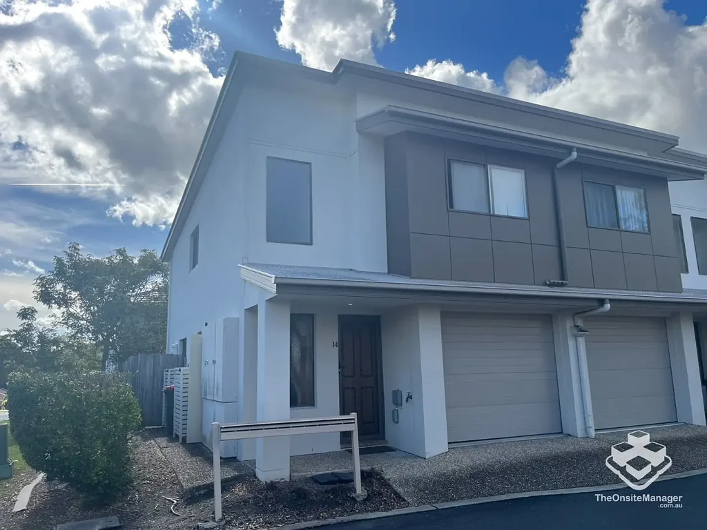 Freshly Painted End-Unit Townhouse Walk to Calamvale Community College
