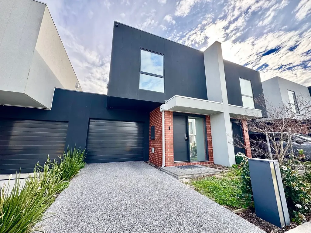 ULTRA MODERN / STREET FACING / 4 BEDROOMS