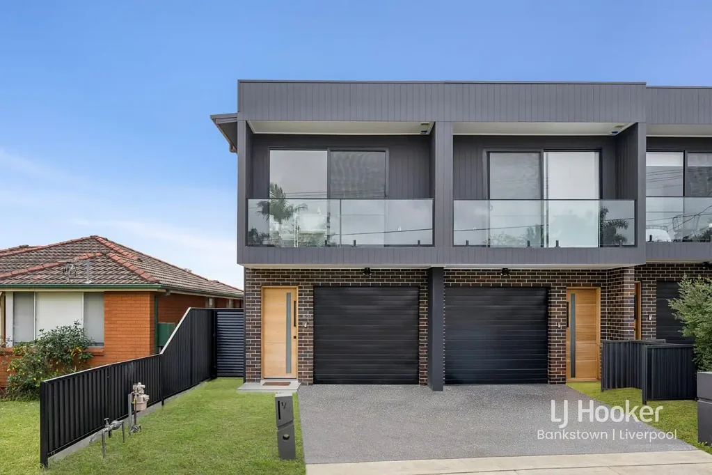 Moorebank 3ਬੈੱਡਰੂਮ Near-New Terrace Offering Style and Comfort