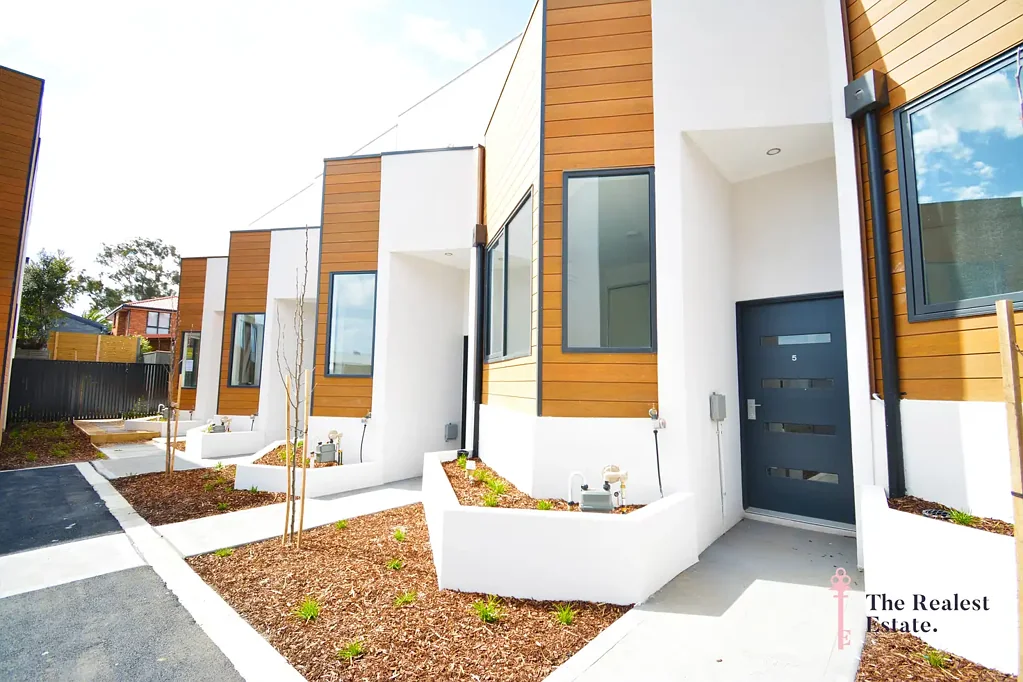 Perfectly Positioned Townhome! Zoned to Strathmore College.