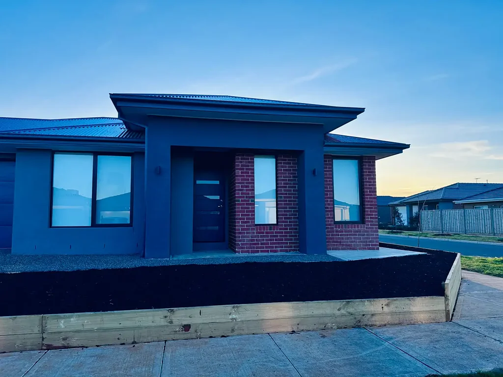 **For Lease: Modern Family Home in Thornhill Park****Address:** 10 Benhar St, Thornhill Park  **Price:** $460/week