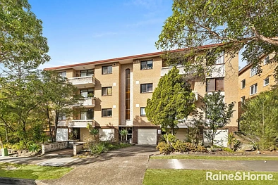 Kogarah 2બેડરૂમ Massive 117sqm, Mid-floor Full-Brick Unit with Lock-Up Garage, Low Strata Levy and Walk to Station