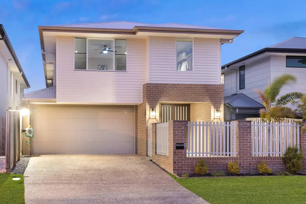 Helensvale 4 Bedroom Low Maintenance, Spacious Family Home In The Surrounds