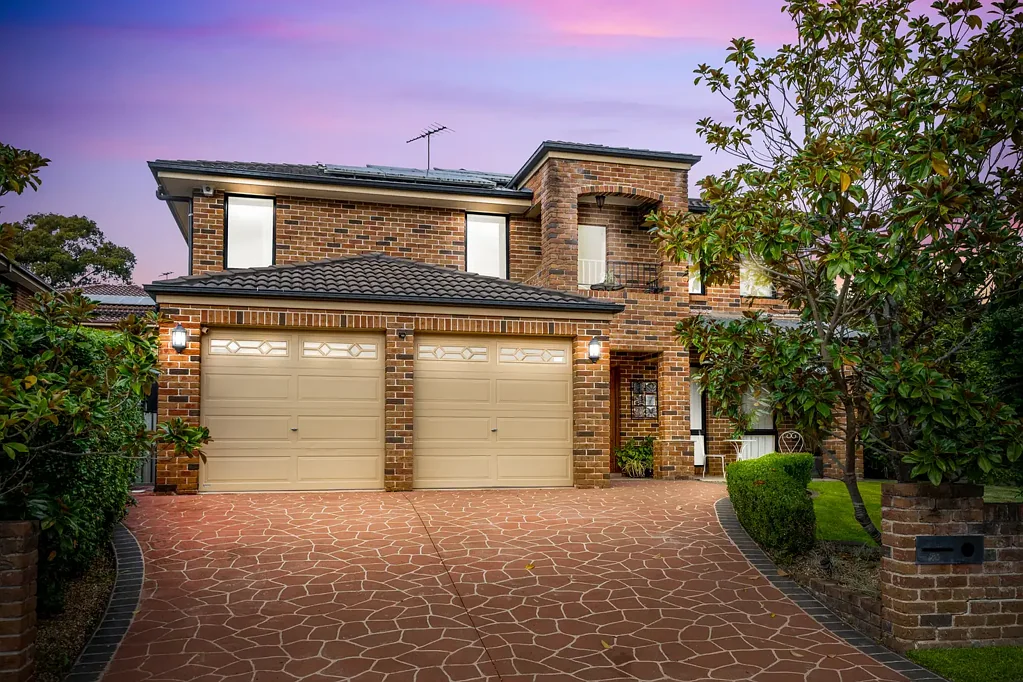 Kellyville 4 Bedroom Spacious Living & Walking Distance to Metro
