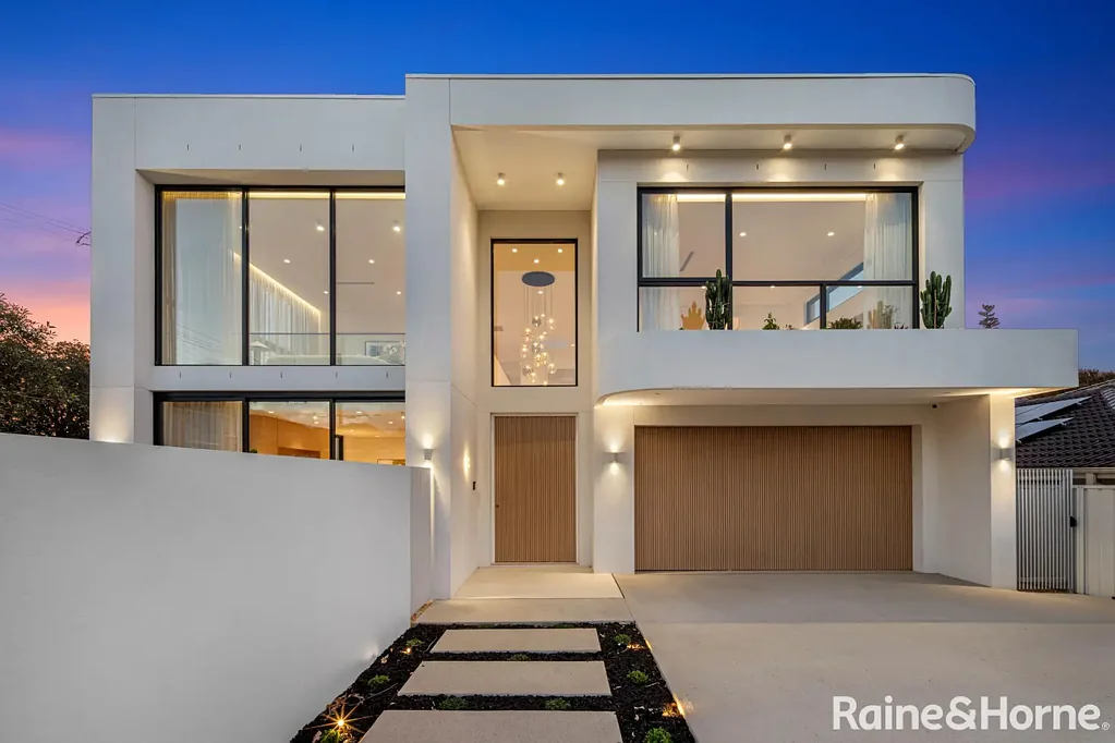 Kingsgrove 5房 全新卓越品质的建筑住宅 Brand New Architectural Residence of Exceptional Quality