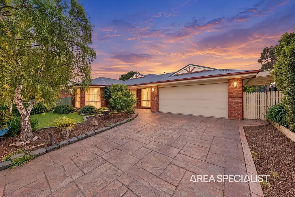 Pakenham 5ਬੈੱਡਰੂਮ The Brief: Two Homes, One Incredible Opportunity on 800m²