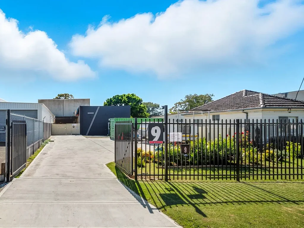 Ingleburn 1房 黄金工业地段 753平米地块 已获DA批准 现代设施齐全 扩建潜力卓越 便捷交通网络 Spacious Industrial Facility in Prime Ingleburn Location