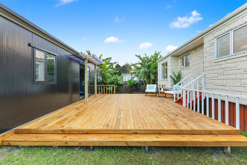 Clendon Park 3ห้องนอน Renovated Brick Beauty - 3 bdrm + 2 room cabin!