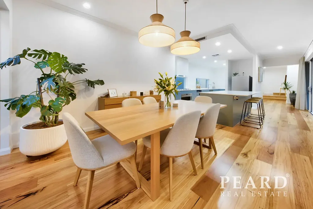 Scarborough 3कमरा Sophisticated Coastal Style at 33B Westborough.
