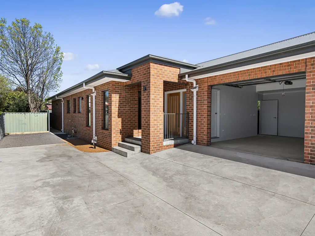 Euroa 2कमरा Master Built - Contemporary Architect Design- Quality 2br Brick Veneer Unit - 16.5 Squares With Garage - Short Walk  to Local Shopping