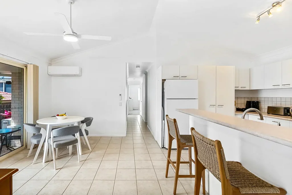 Currumbin Waters 3Zimmer Single Level End Triplex | No Body Corporate Fees