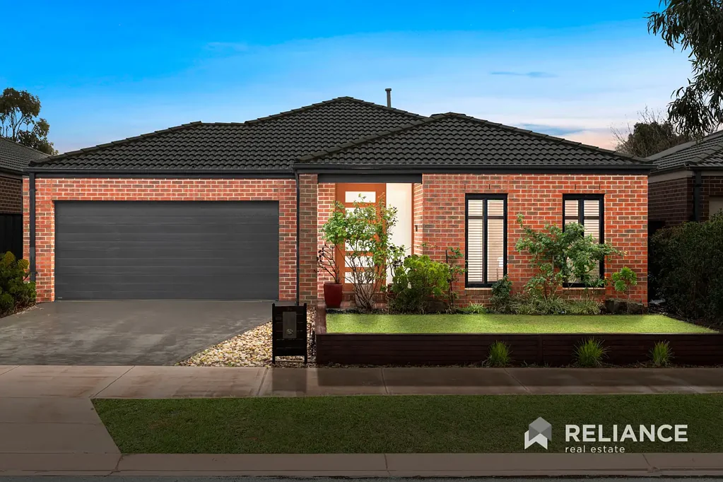 Point Cook 4 Slaapkamer Immaculate Family Living with heated pool, close to all amenities!
