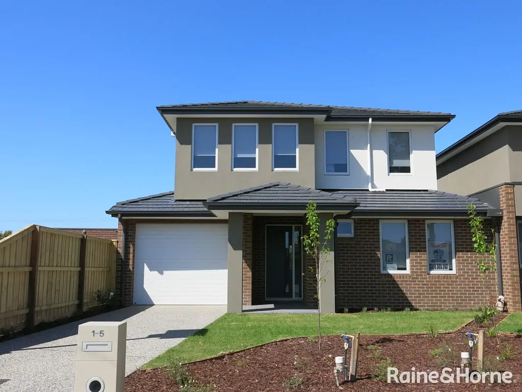 MODERN 4-BEDROOM, 3-BATHROOM TOWNHOUSE