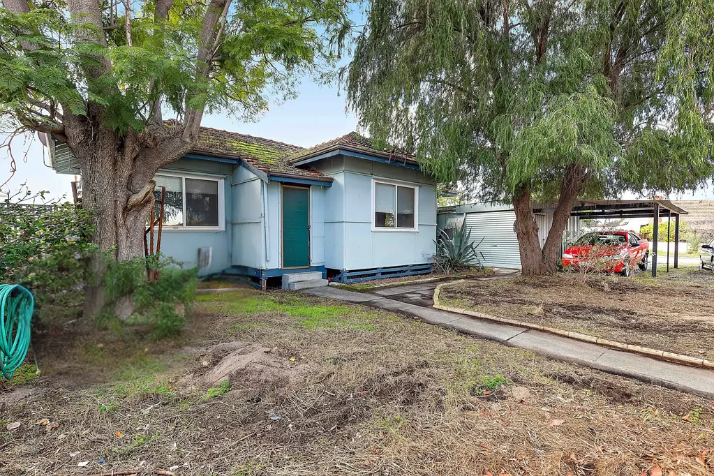 10 Elshaw Street, Queens Park, WA 6107