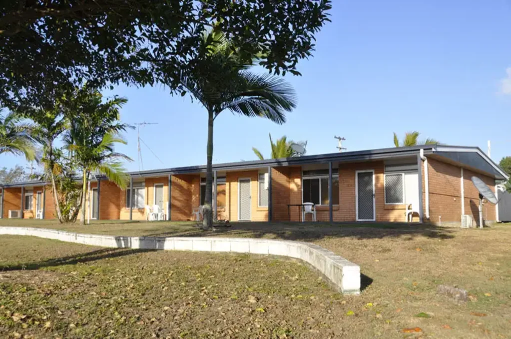 FULLY FURNISHED 2 BEDROOM UNIT - SARINA BEACH