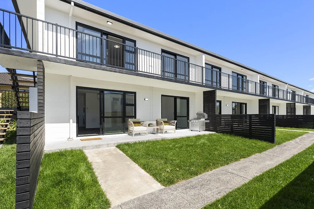 2 bedroom sunny apartment in prime location - DOWNSTAIRS UNIT