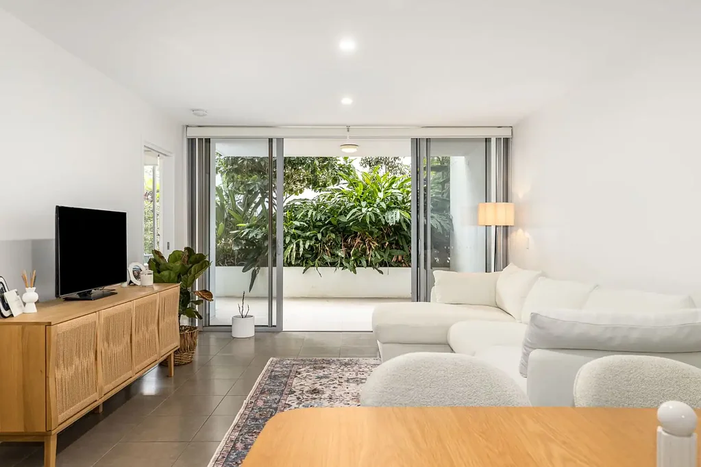Bundall 2 Bedroom Presenting an Alluring Single-Story Treasure: Expansive 2-Bedroom Residence in Bundall!