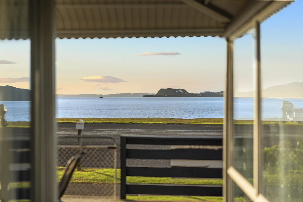Kawakawa Bay 2침실 AUCTION POSTPONED - 10TH JUNE 2026