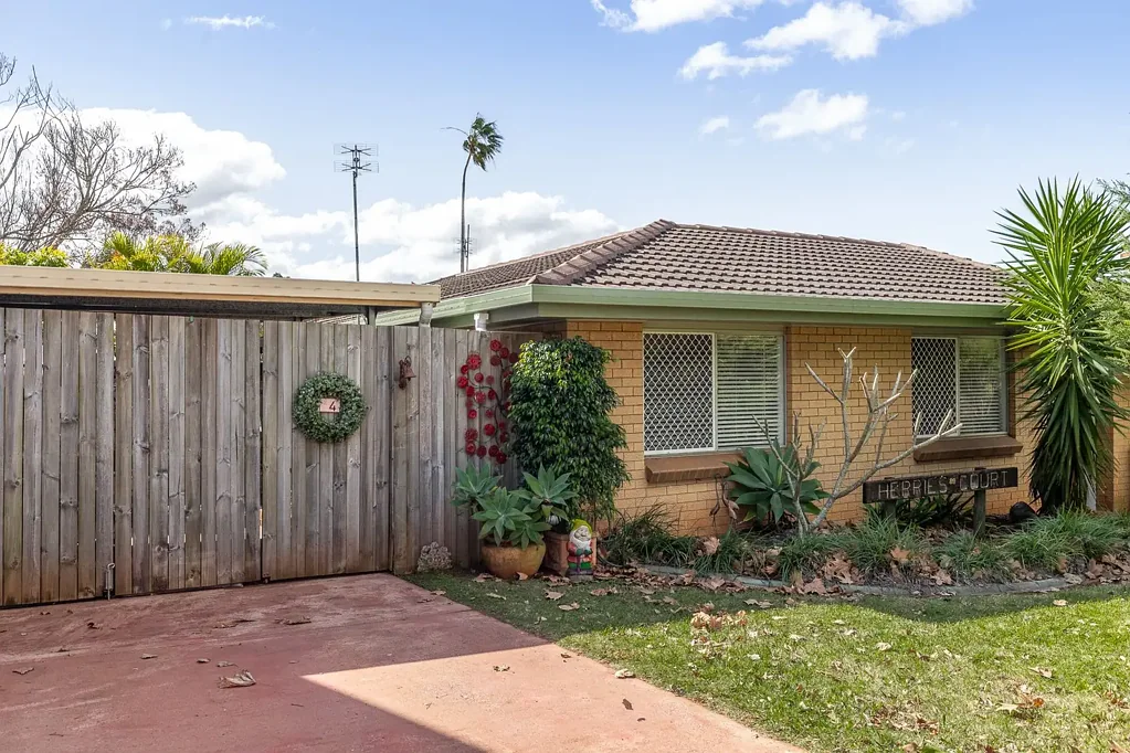 East Toowoomba 2Zimmer Stylish City Living with Extra Space & Sunlight