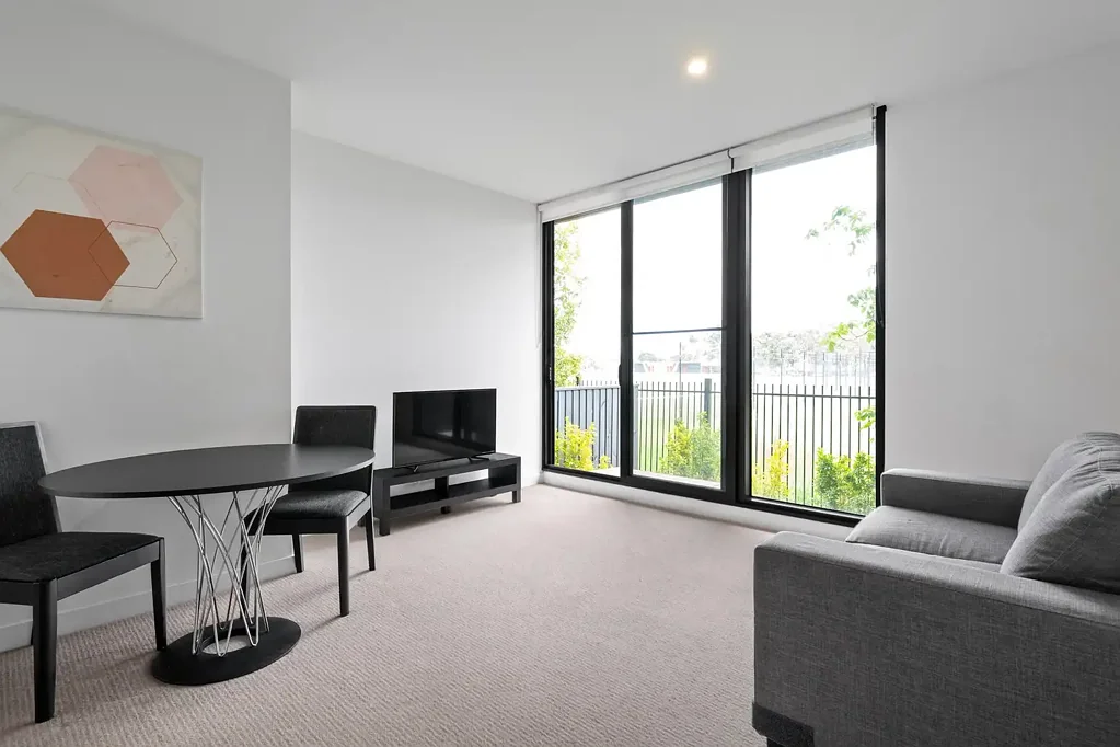 Clayton 1房 公园景观私享 24小时礼宾服务 明亮石材厨房 宽敞后花园 地下安全停车 靠近大学商圈 Parkside perfection with natural light and an easy design