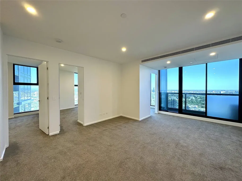 UNFURNISHED MAGNIFICENT CORNER THREE BEDROOM APARTMENT LOCATED IN HEART OF SOUTHBANK