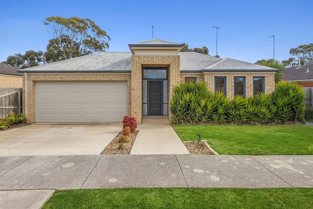 Leopold 3 Bedroom Beautifully Bright Home in a Prime Walkable Location!