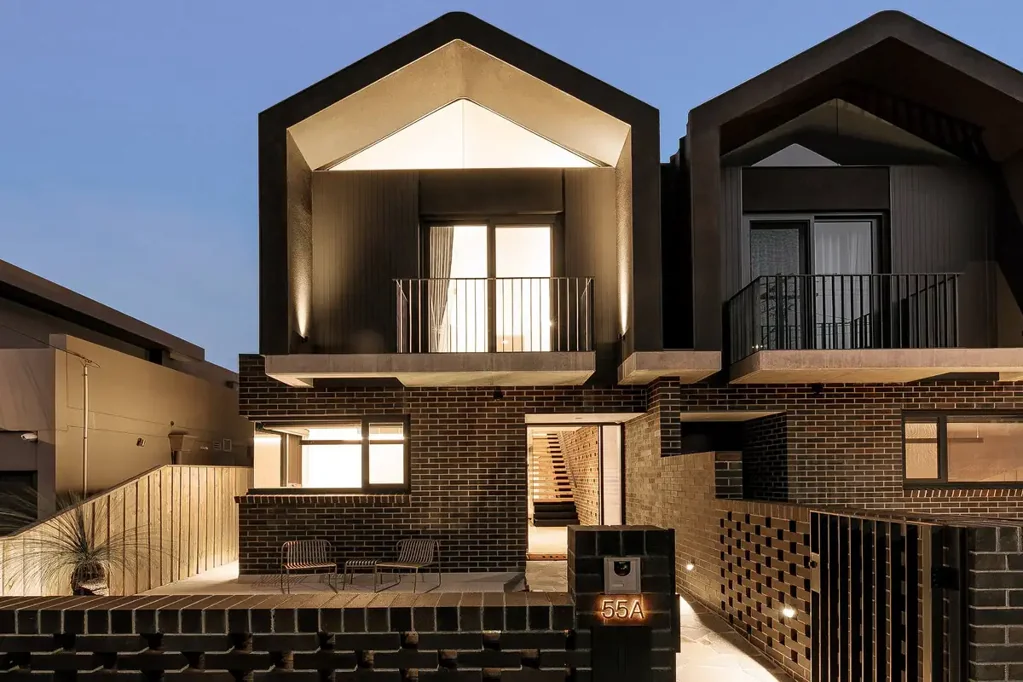 Concord 5બેડરૂમ A landmark tri-level duplex in Concord, setting a new standard in luxury, design, and modern living