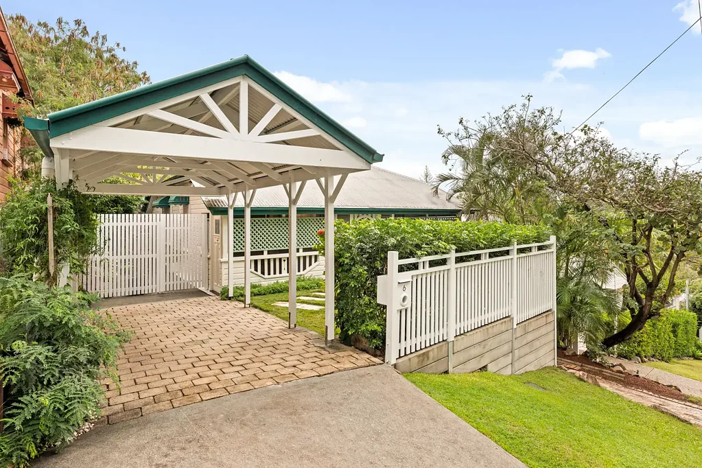Bardon 4બેડરૂમ Timeless character home with dual living potential
