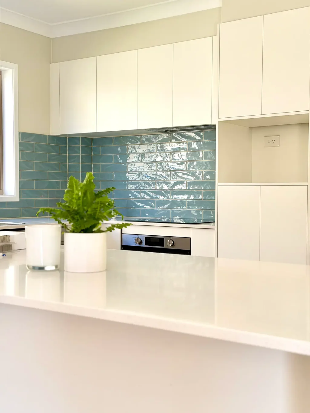 NEWLY RENOVATED - FRESH COASTAL VIBES IN PRIME BROADWATER LOCATION