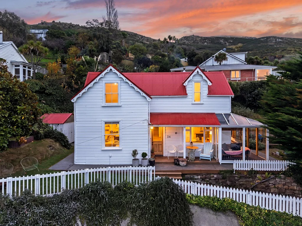 Lyttelton 4房  Opportunity Has Arrived - Lyttelton's Rarest Find!