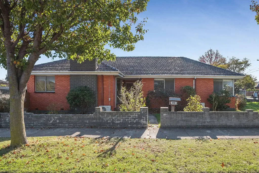 IDEAL PARKDALE SCHOOL LOCATION | LARGE YARD | WELL MAINTAINED HOME