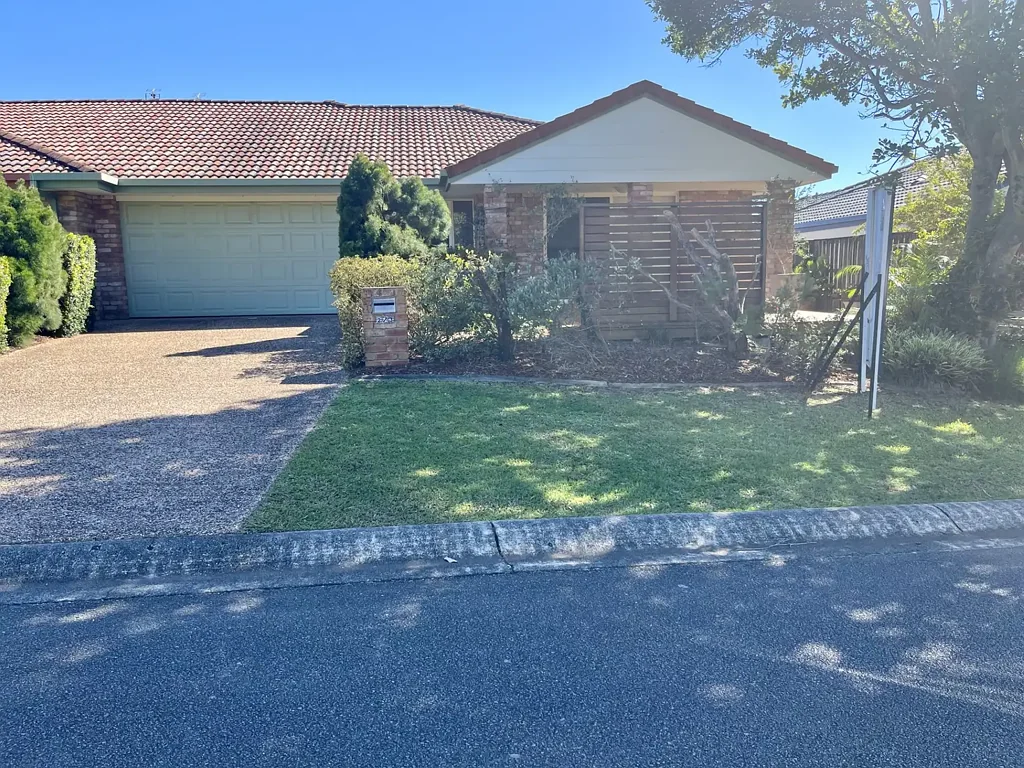 Robina 3 Slaapkamer Single Level Duplex. No Body Corporate. All Offers Considered.